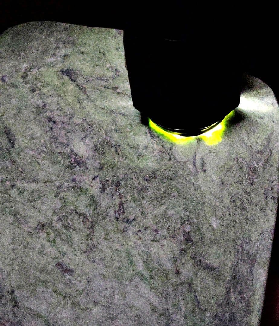 ★翡翠原石★糸魚川硬玉【小滝・川ズレ・カット1.5kg】