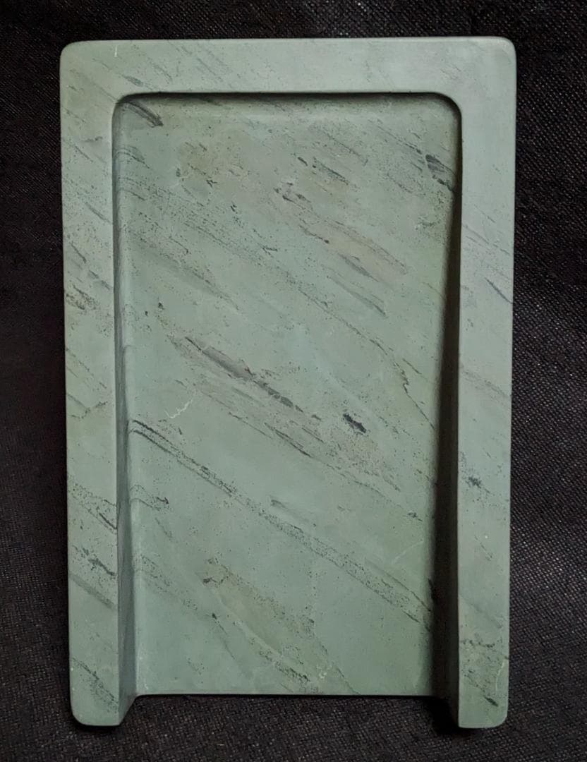 【五台山緑石の門字抄手硯】◆約8.6吋◆群微点状波紋の潤緑美石◆神獣文◆唐木塗箱