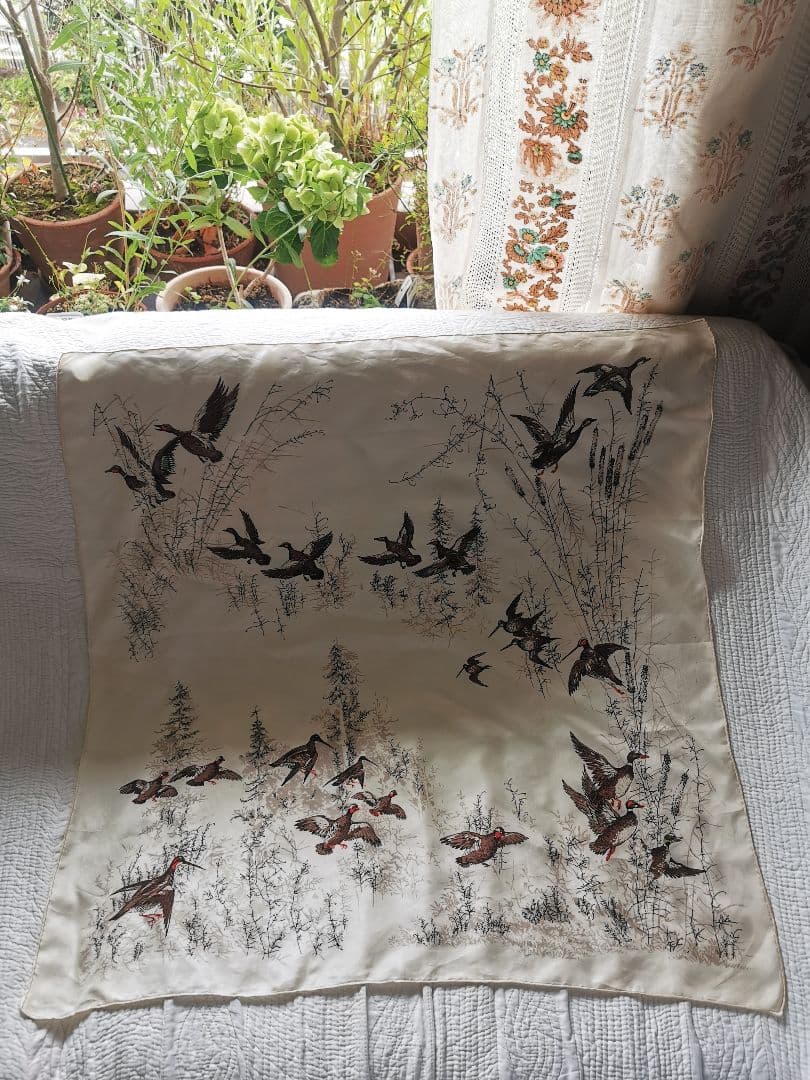 アンティーク フランス シルクスカーフ 鴨の飛翔 森林の湖 蒲の穂 地模様入り