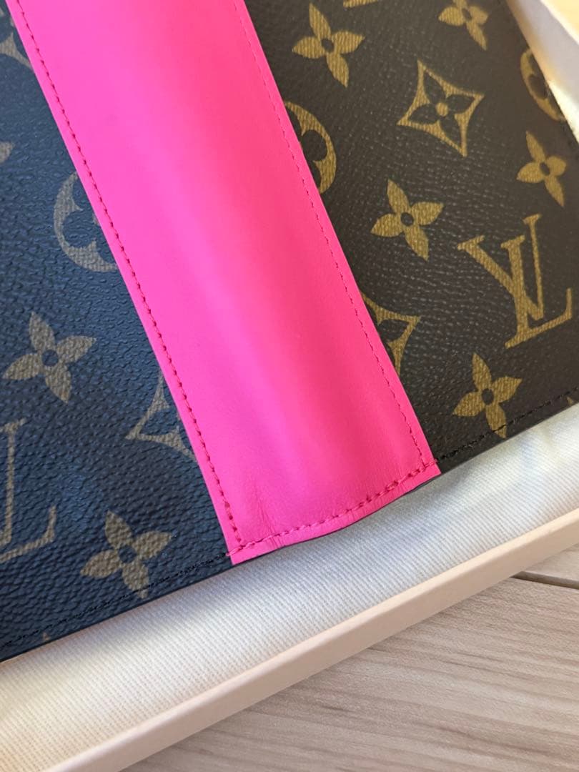 LOUIS VUITTON パスポートケース ピンク/ブラック