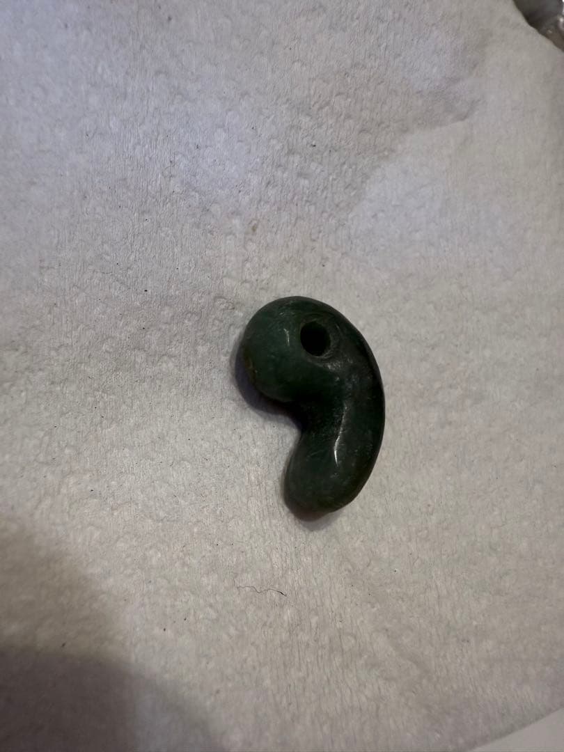 糸魚川産‼️勾玉‼️ご覧の通り説明不要の上クラス‼️青海の濃緑色ヒスイ‼️ロウカン‼️