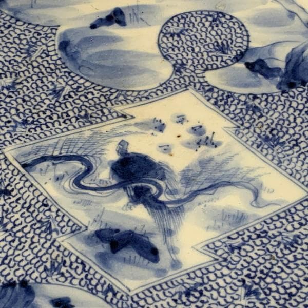 古伊万里染付みじん唐草に窓絵櫓風景図大皿 [B28339]