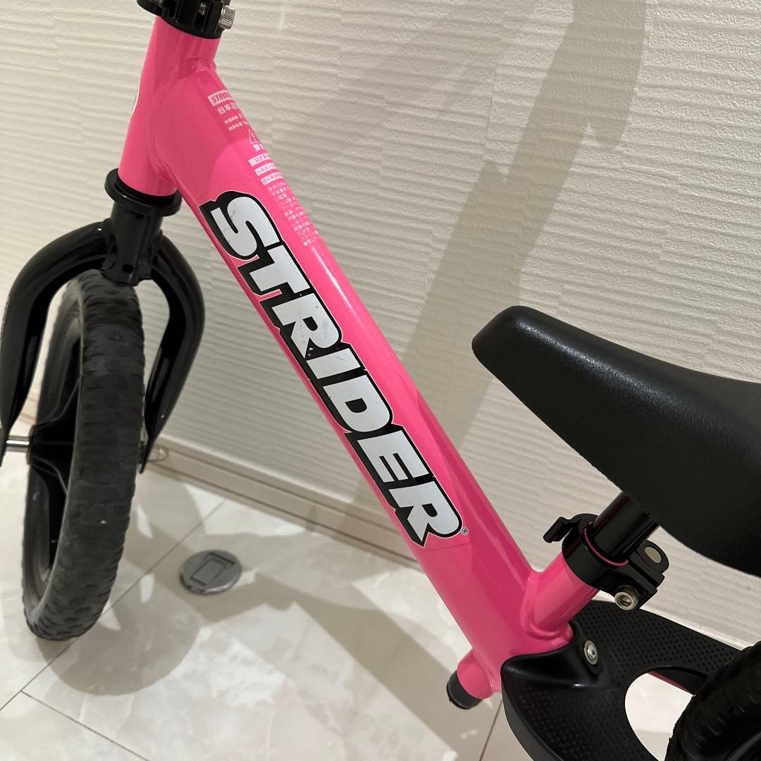 1日限定セール！！！ストライダースポーツピンク12インチ　ミニオンヘルメット付き