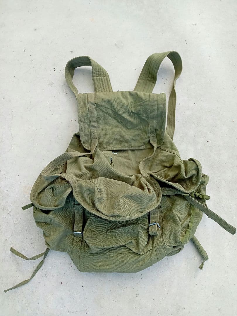 北ベトナム軍　ベトコン　リュック　レプリカ　ベトナム製　カーキ色　新品