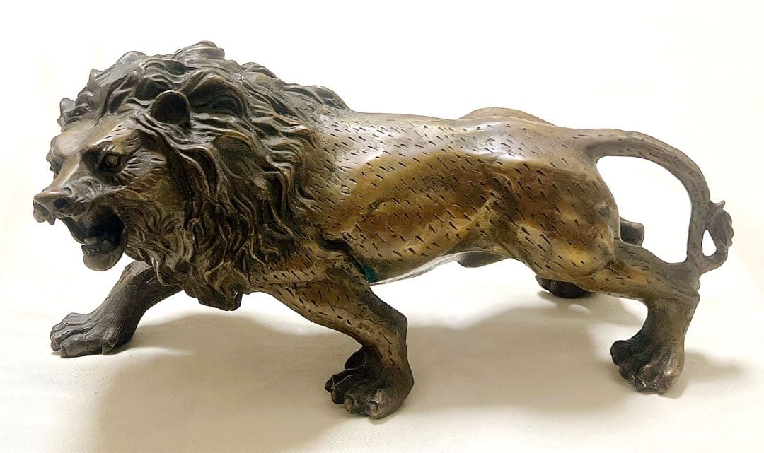 金属工芸　銅製　長さ約30cm　百獣の王　ライオン　置物