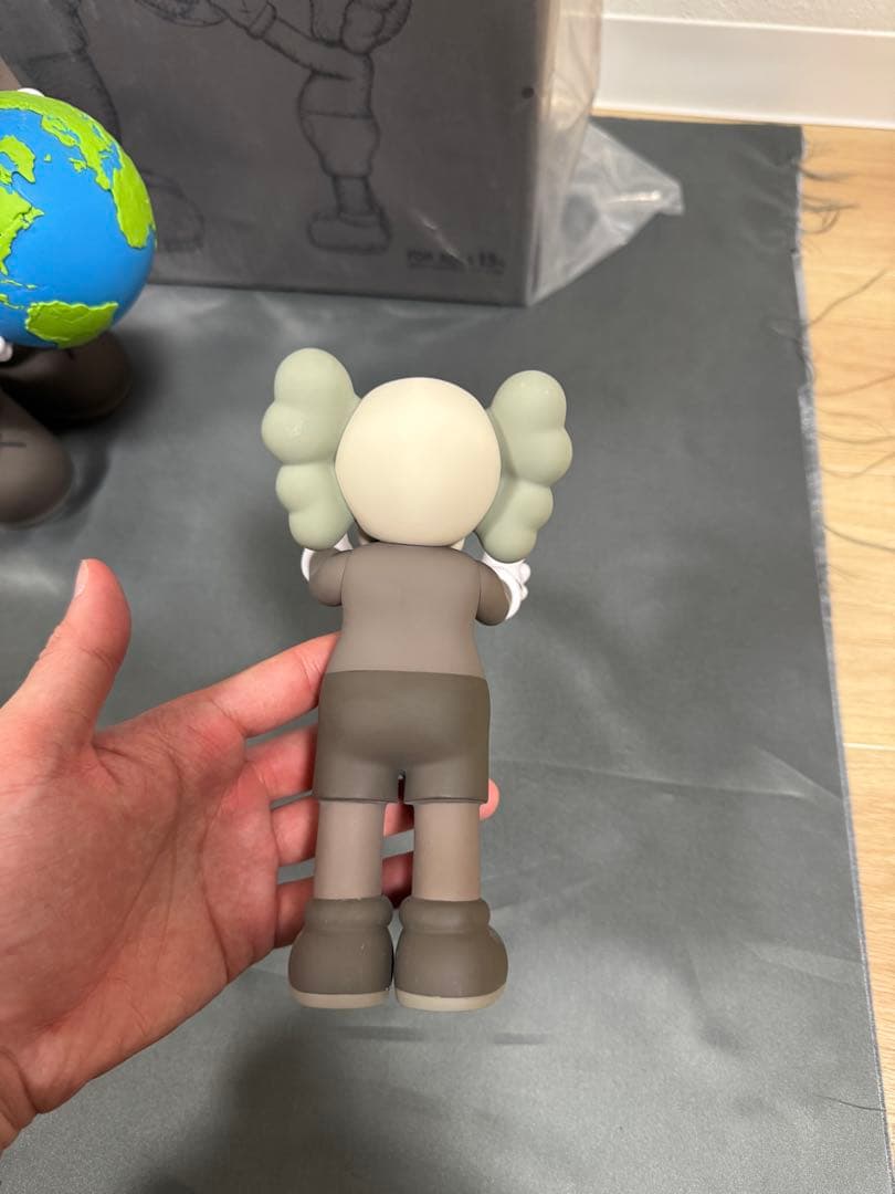 KAWS カウズ　フィギュア