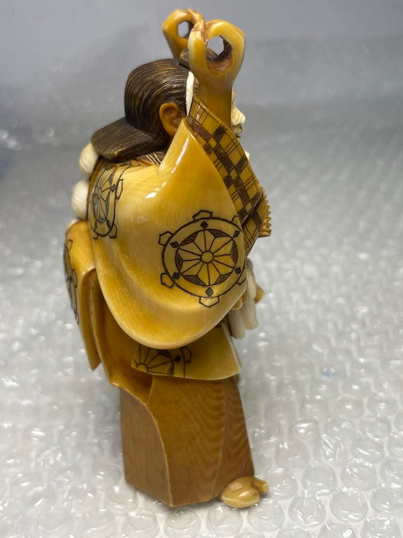 【木箱付】根付風 彫刻人形 武者像 361g 《青帆銘》