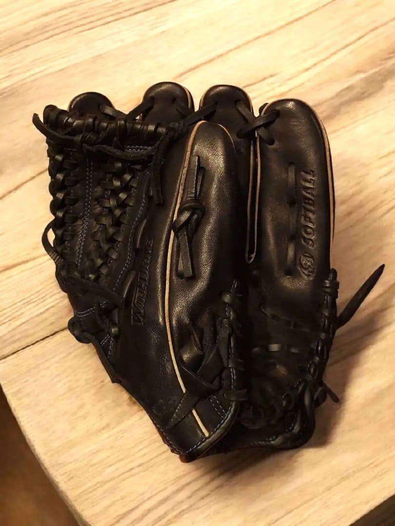 黒の軟式野球グローブ