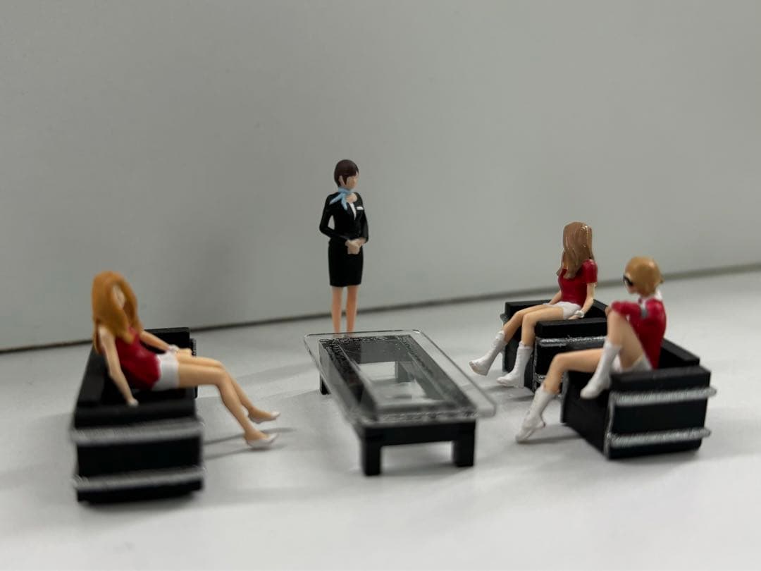 1/64 フィギュア4体 コルビジェテーブル1脚&ソファー3脚セット。