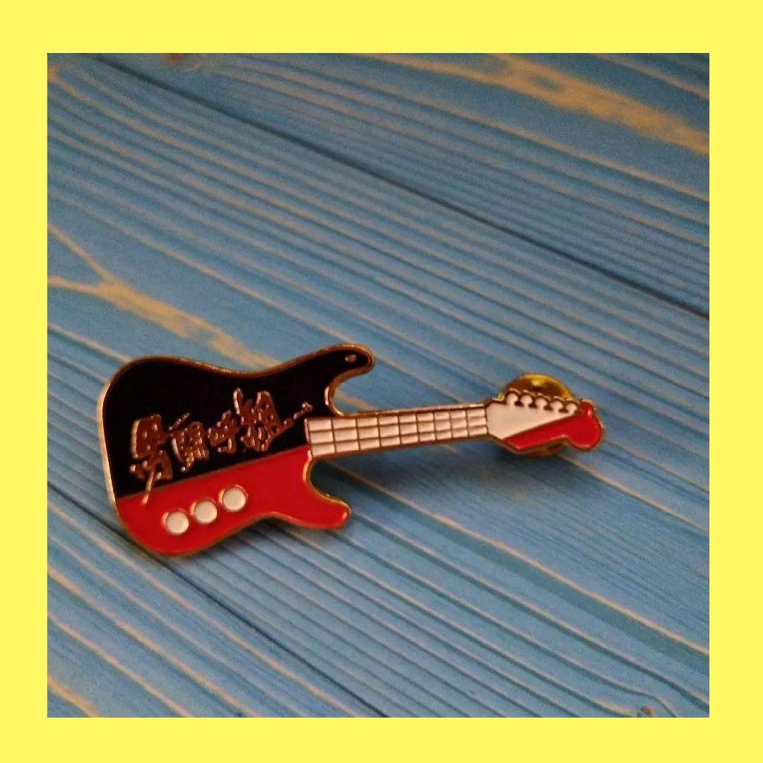 男闘呼組　ギター型ピンバッジ