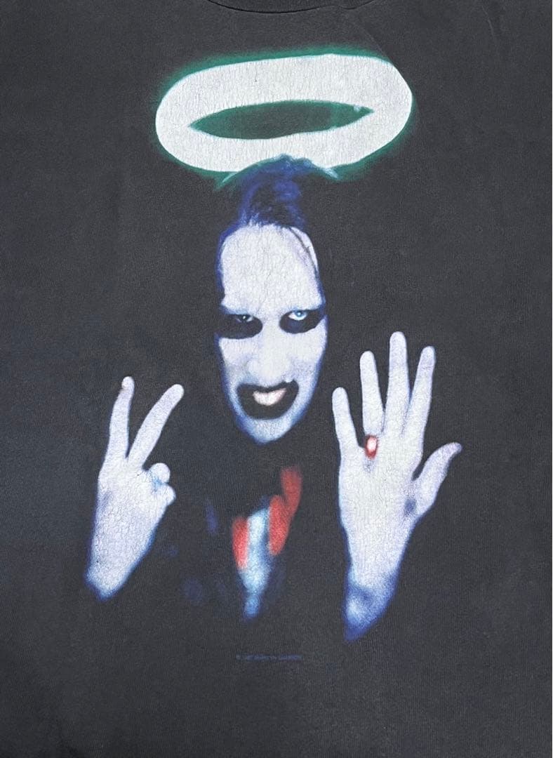 Marilyn Manson マリリンマンソン　middle finger