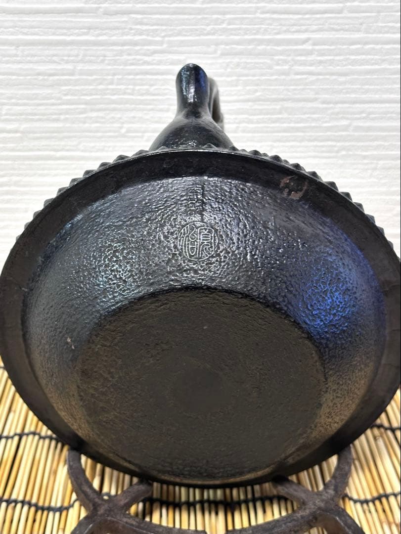 未使用品　南部伝統工芸士 及川寛治作　１５型　大アラレ　南部鉄瓶　南部鉄器　鉄瓶