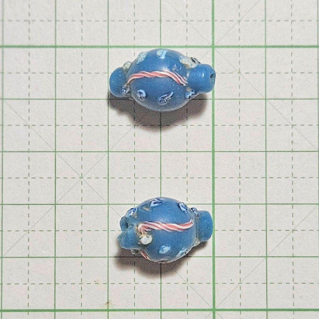 変わり紡錘型とんぼ玉　アンティーク　水色　２個