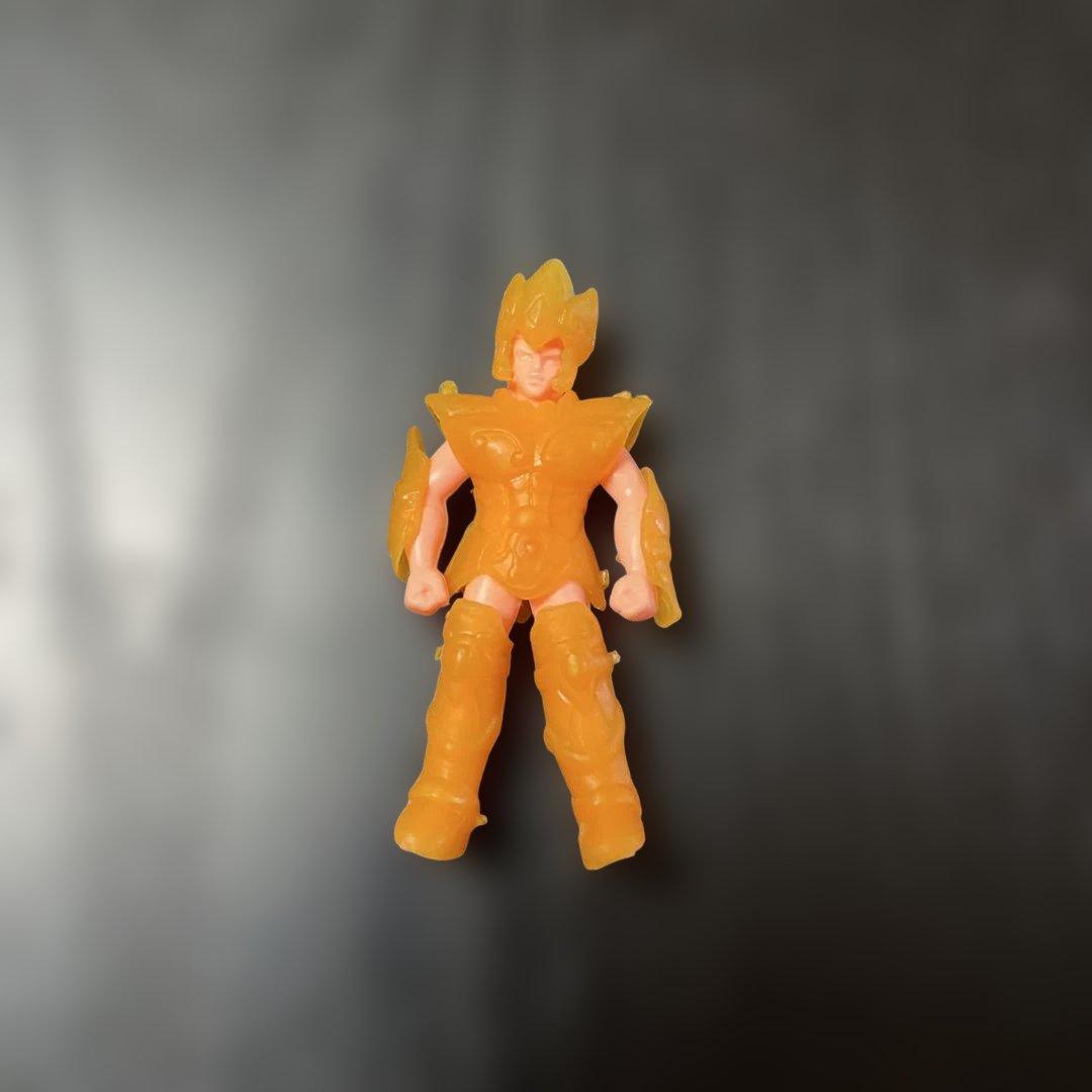 オレンジ色の戦士フィギュア