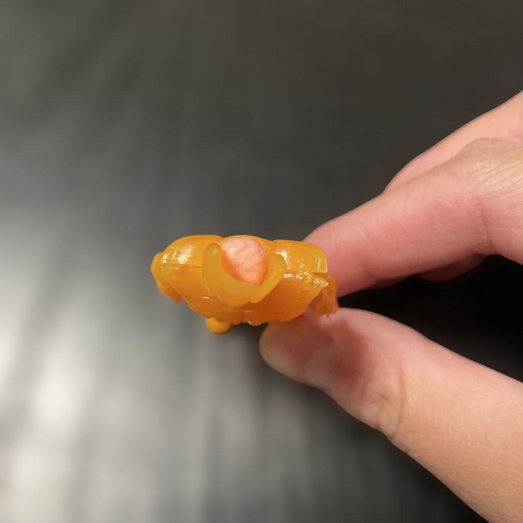 オレンジ色の戦士フィギュア