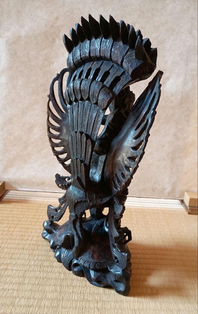 ガルーダに乗ったヴィシュヌ神の木彫り　高さ40cm