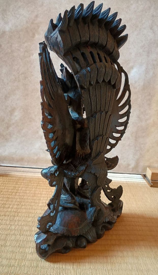 ガルーダに乗ったヴィシュヌ神の木彫り　高さ40cm