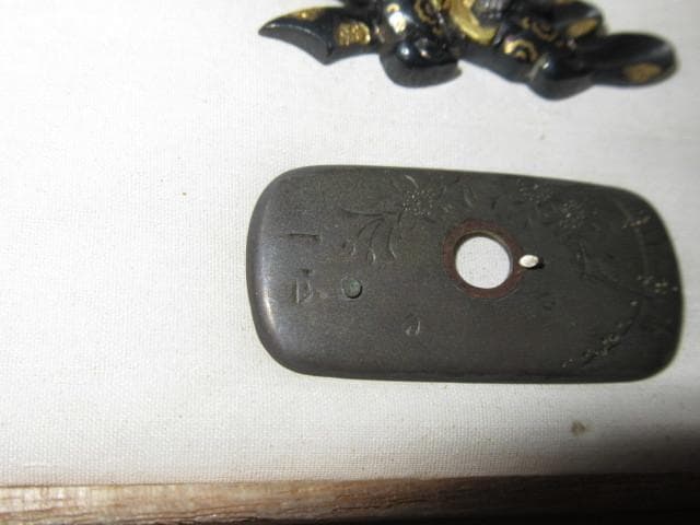 未使用 江戸後期◆金工『中川一匠』刀装具 表:武士像 裏(留め具)桜風景片切彫り