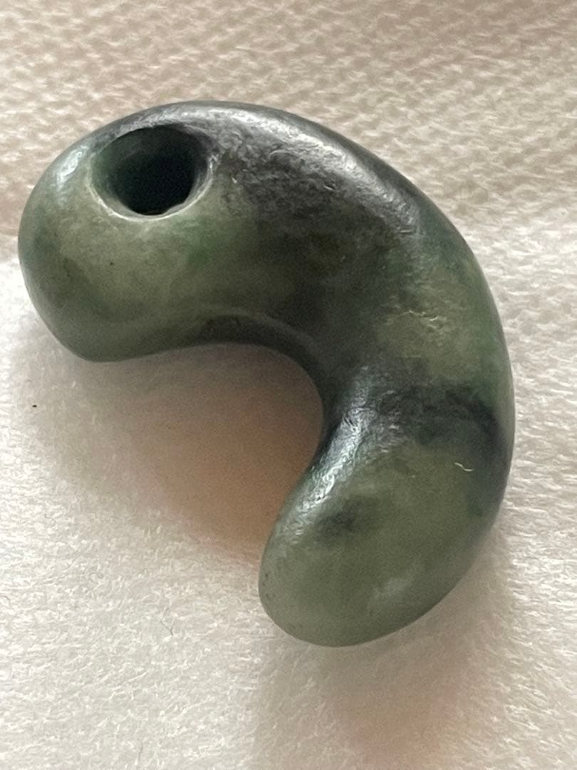 古墳時代　糸魚川　翡翠勾玉　出土品