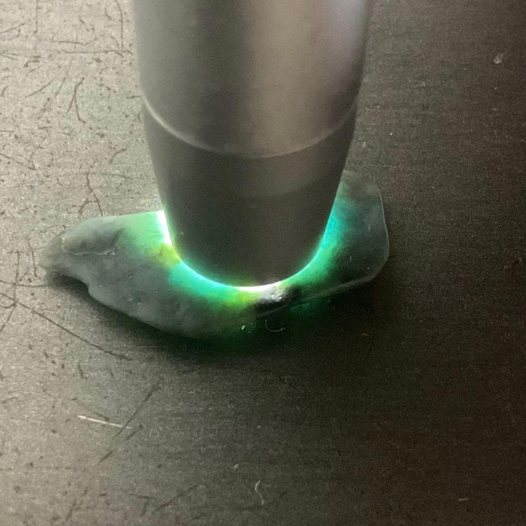 ［茄子紺色］　入りコン沢翡翠1g未満　糸魚川　ヒスイ　ひすい