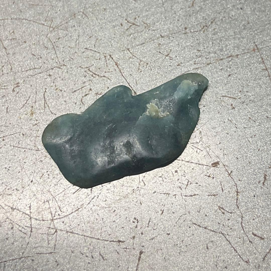 ［茄子紺色］　入りコン沢翡翠1g未満　糸魚川　ヒスイ　ひすい