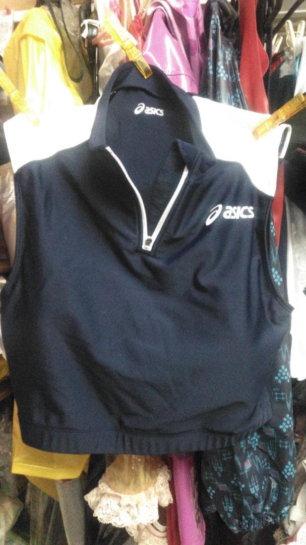 アシックス　バレーボールウェア？上下　胸パッド入り　フレンチ袖　つるつる素材