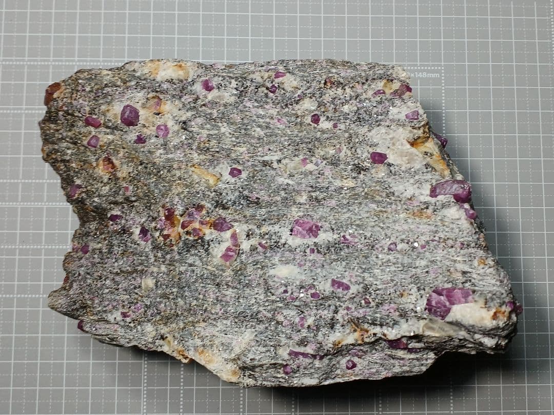 母岩付き　ルビー　1.6kg　原石　コランダム　鉱物標本