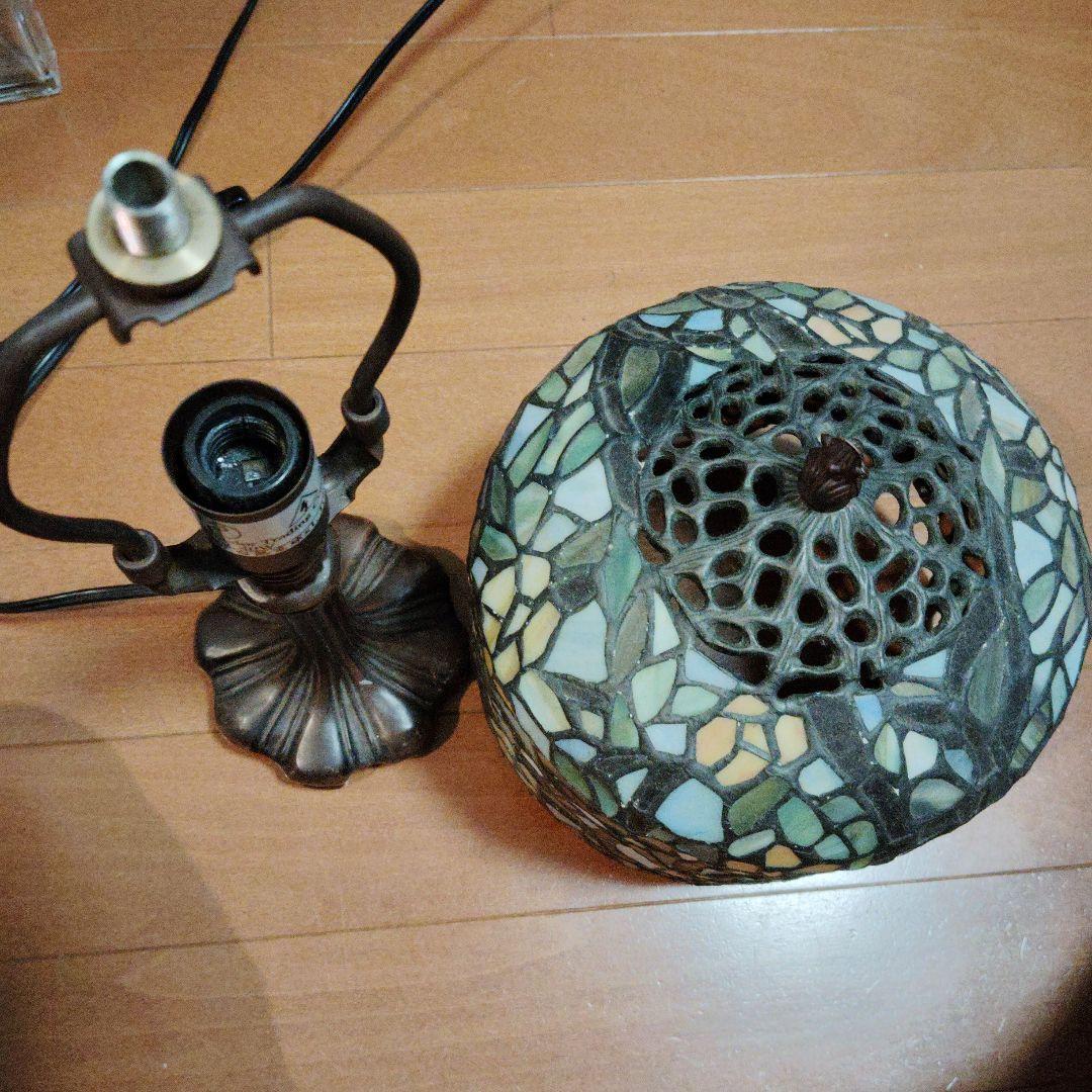 ステンドグラス テーブルランプ 花模様　重厚感あり凄い出来です。