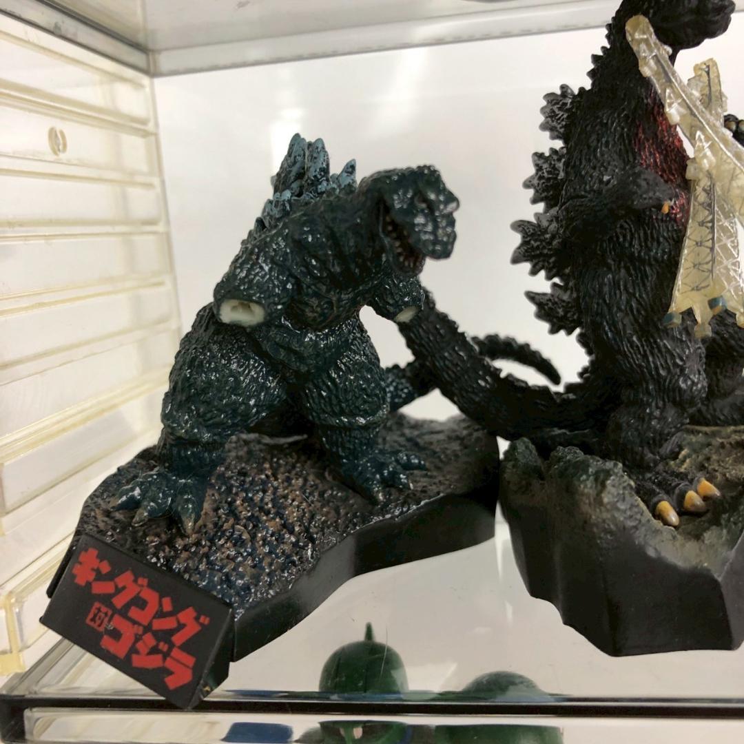 コレクションケース付き ゴジラ＆ガンダム系 フィギュアまとめ売り ジオラマ風