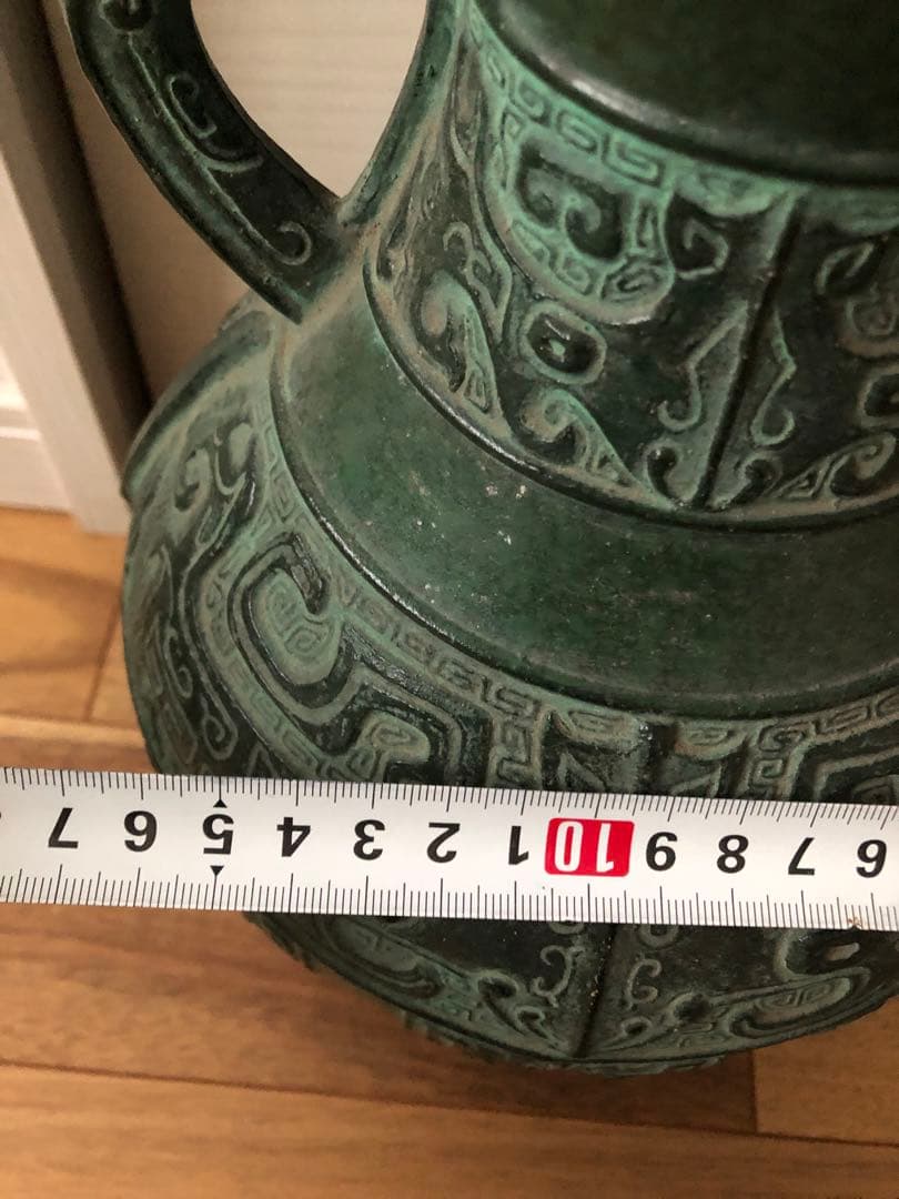 アンティーク、彫刻模様の緑色金属製壺