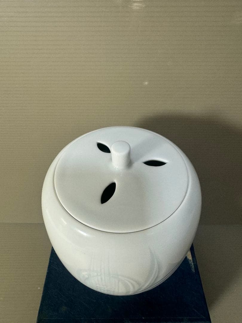 2366  【人間国宝】【井上萬二】白磁染麦彫文　香炉　未使用