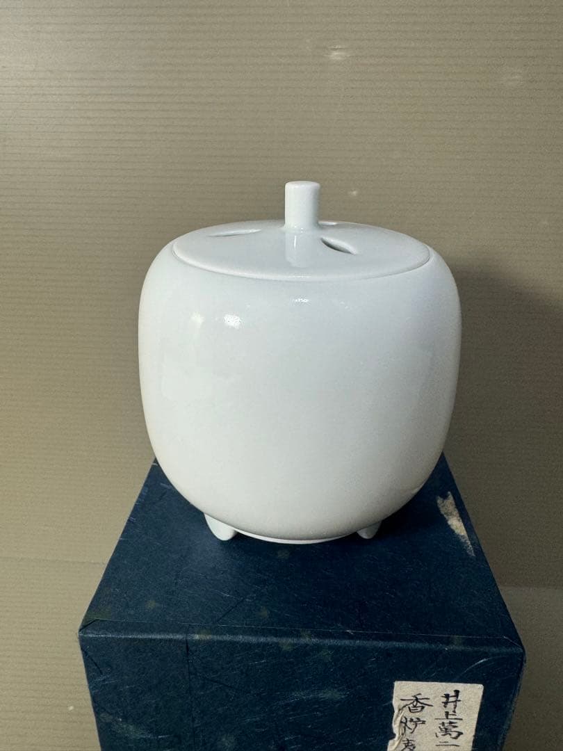2366  【人間国宝】【井上萬二】白磁染麦彫文　香炉　未使用