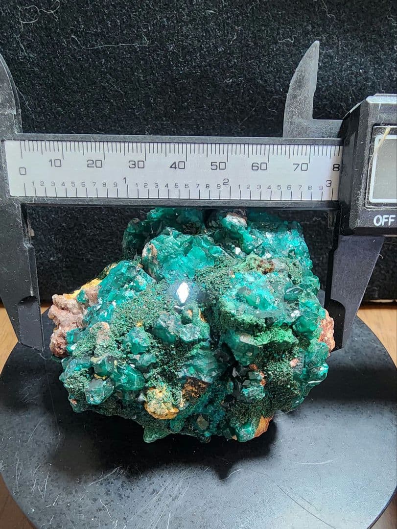 ディオプテーズ（翠銅鉱）母岩付きクラスター