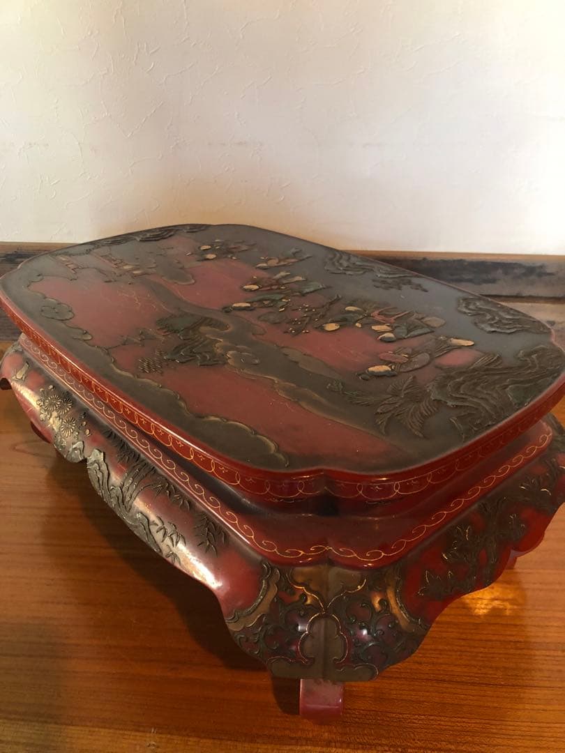 稀少な琉球漆器の逸品　唐子人物文卓台