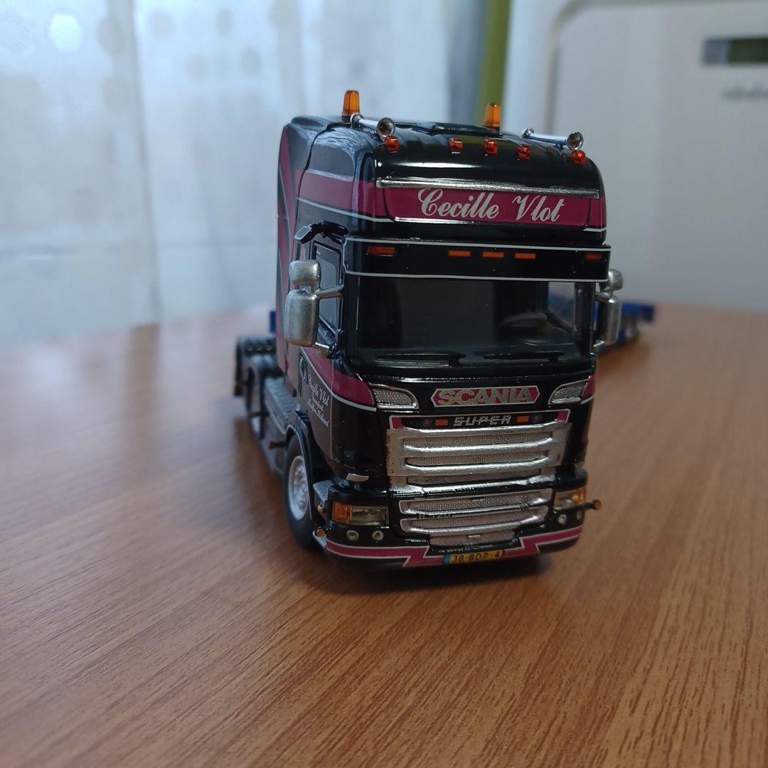 スカニア トラックと青いトレーラー1/50