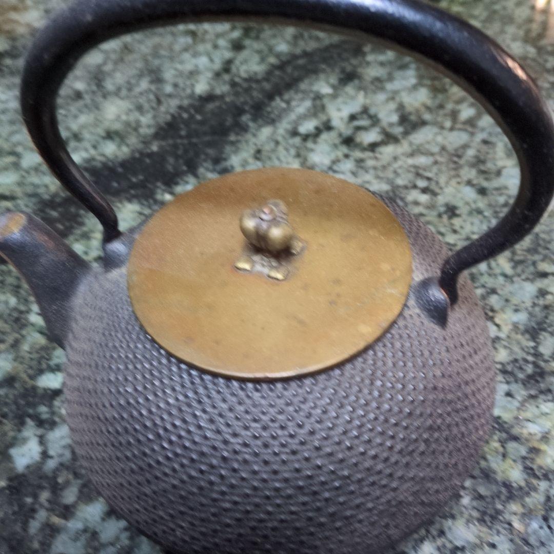 鉄製の鉄瓶 真鍮製の蓋付き