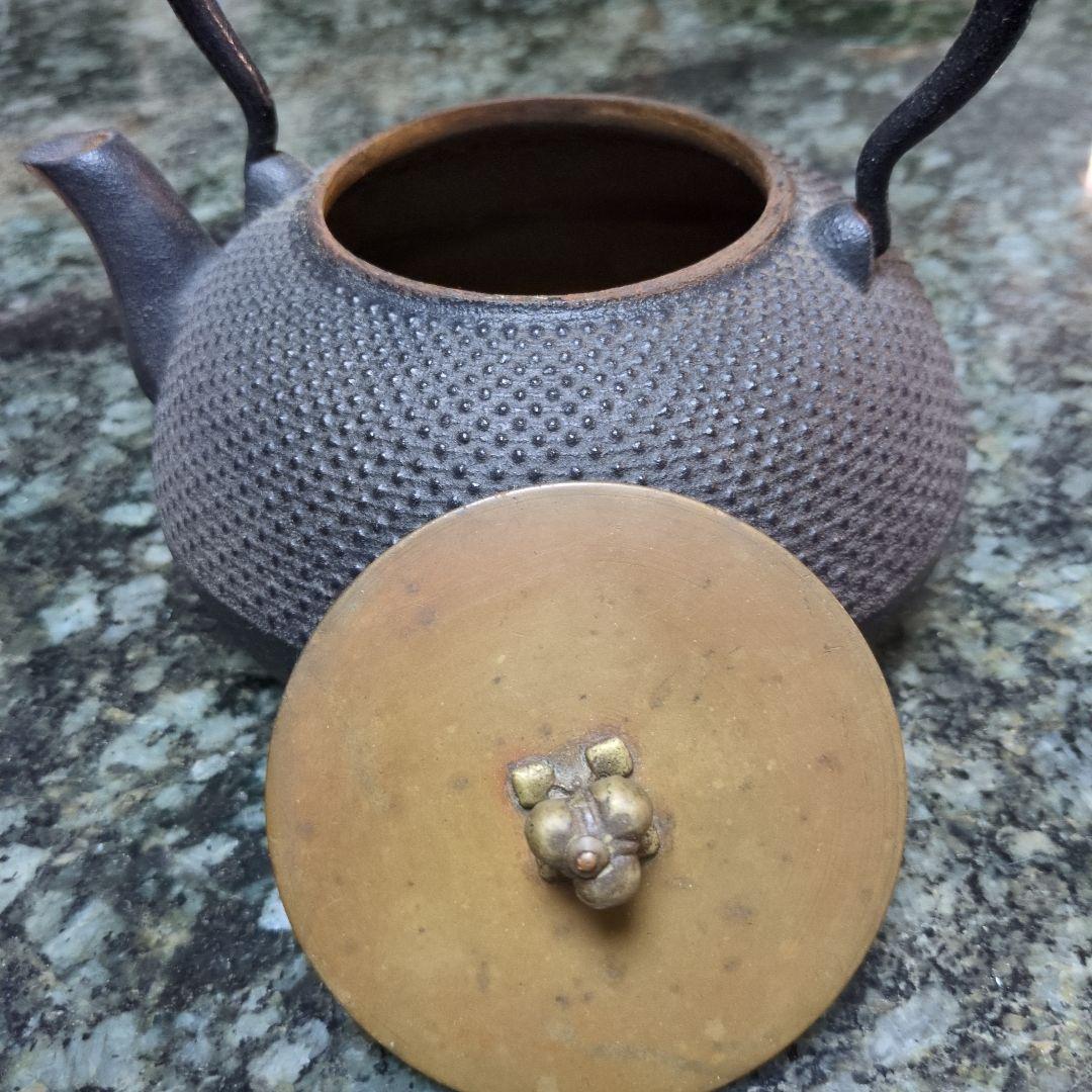 鉄製の鉄瓶 真鍮製の蓋付き