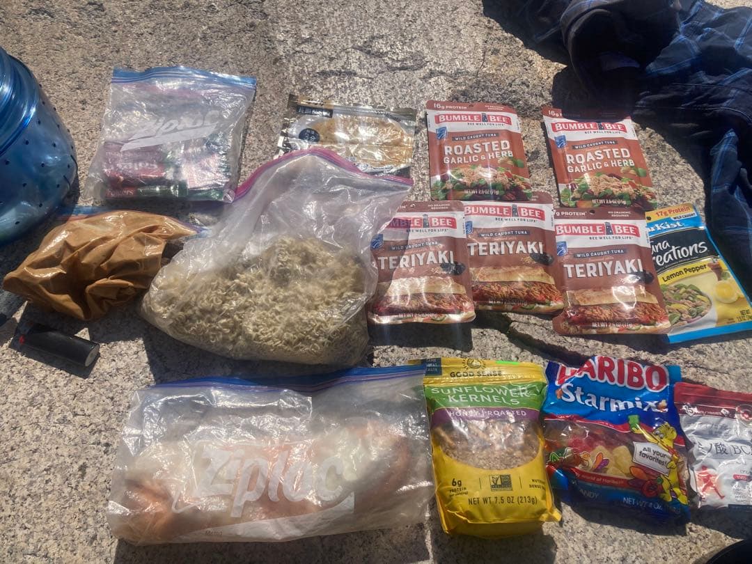 ベアキャニスター　ベアボルト　熊缶　Bearvalut JMT PCT 登山　山