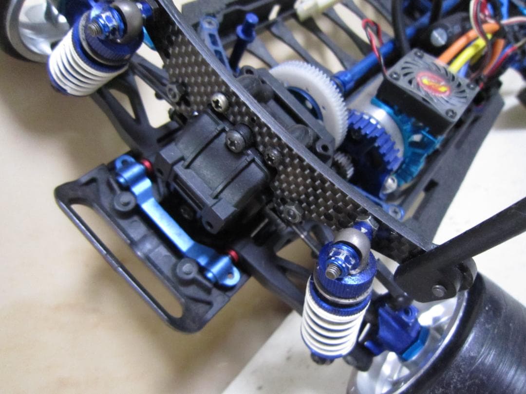 もの凄く高そうな yokomoって書いてあるラジコンカー 送料込みです