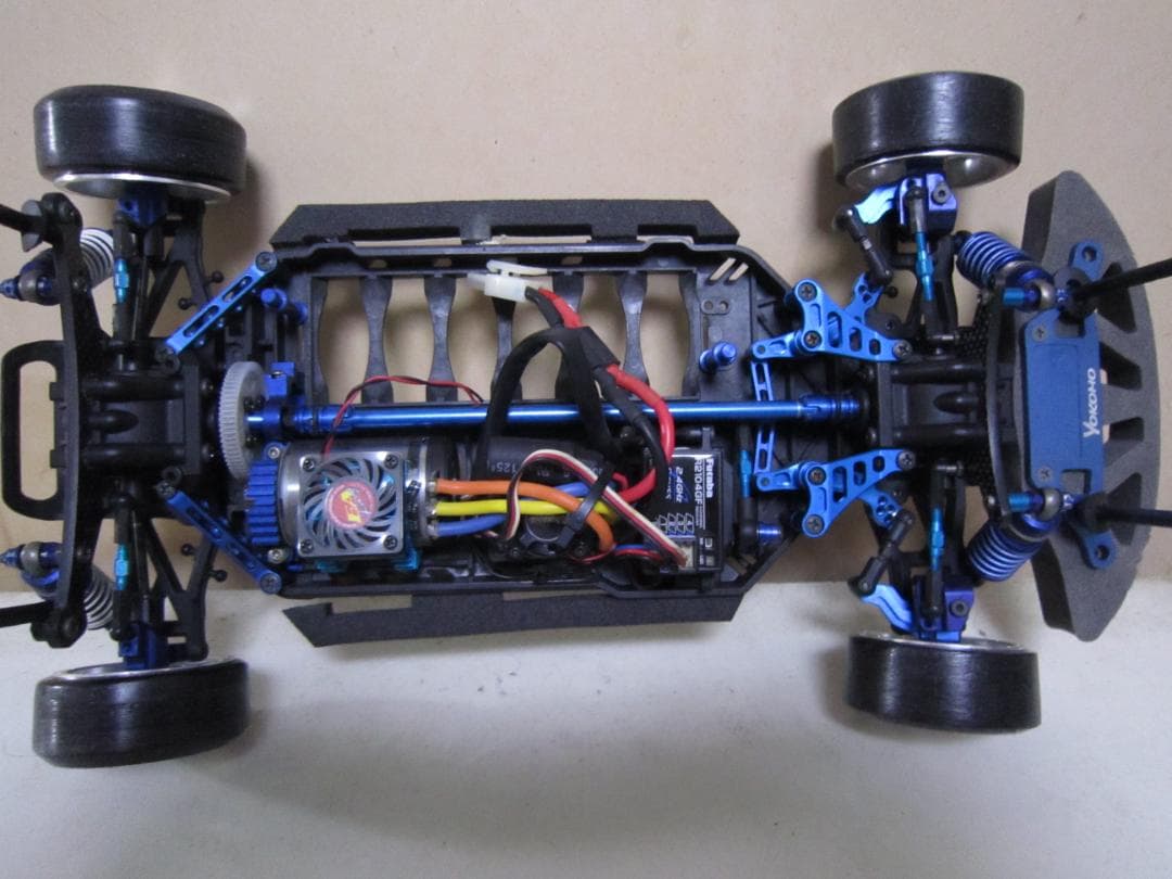 もの凄く高そうな yokomoって書いてあるラジコンカー 送料込みです