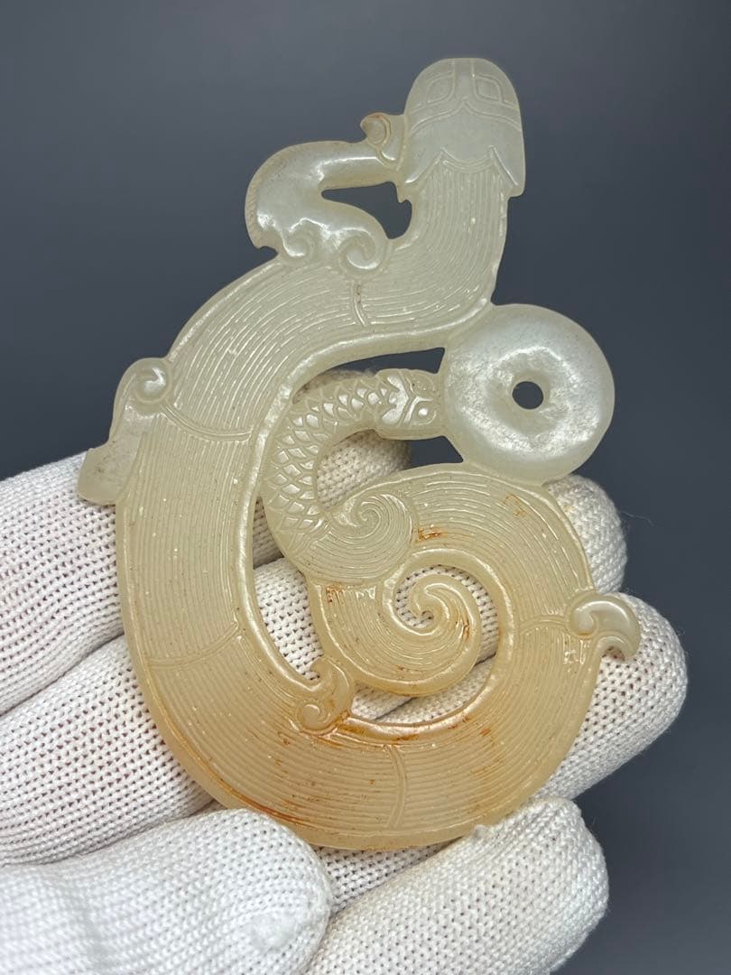 中国古美術　本物和田玉　根付け　浮き彫り　縁起物　戦漢竜　美品　アンティーク