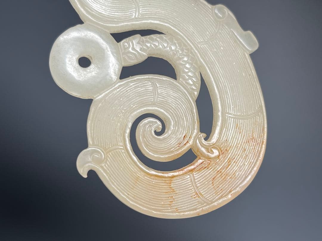 中国古美術　本物和田玉　根付け　浮き彫り　縁起物　戦漢竜　美品　アンティーク