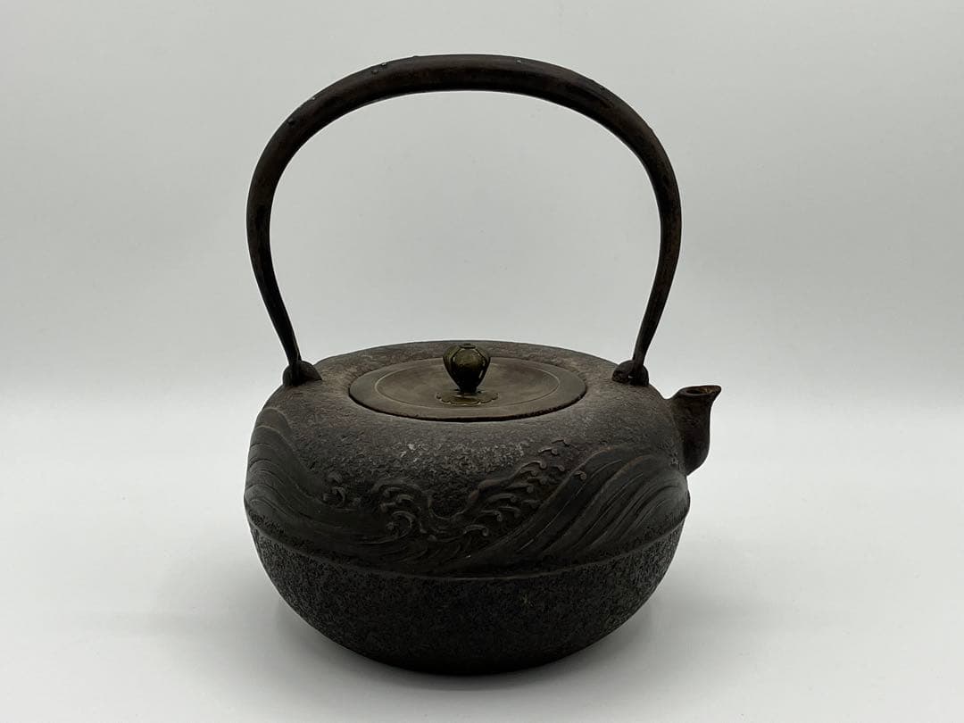 骨董　鉄瓶　龍文堂造　波模様