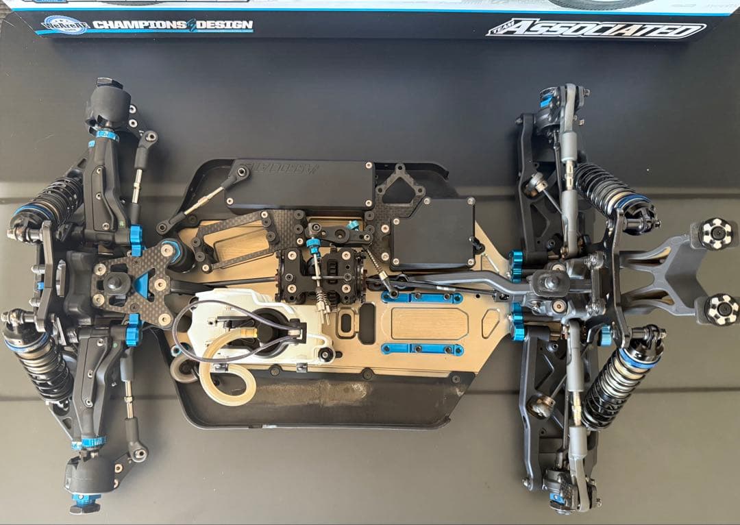 Y*i様 associated RC8B4.1 中古品　　オマケ タイヤ付き