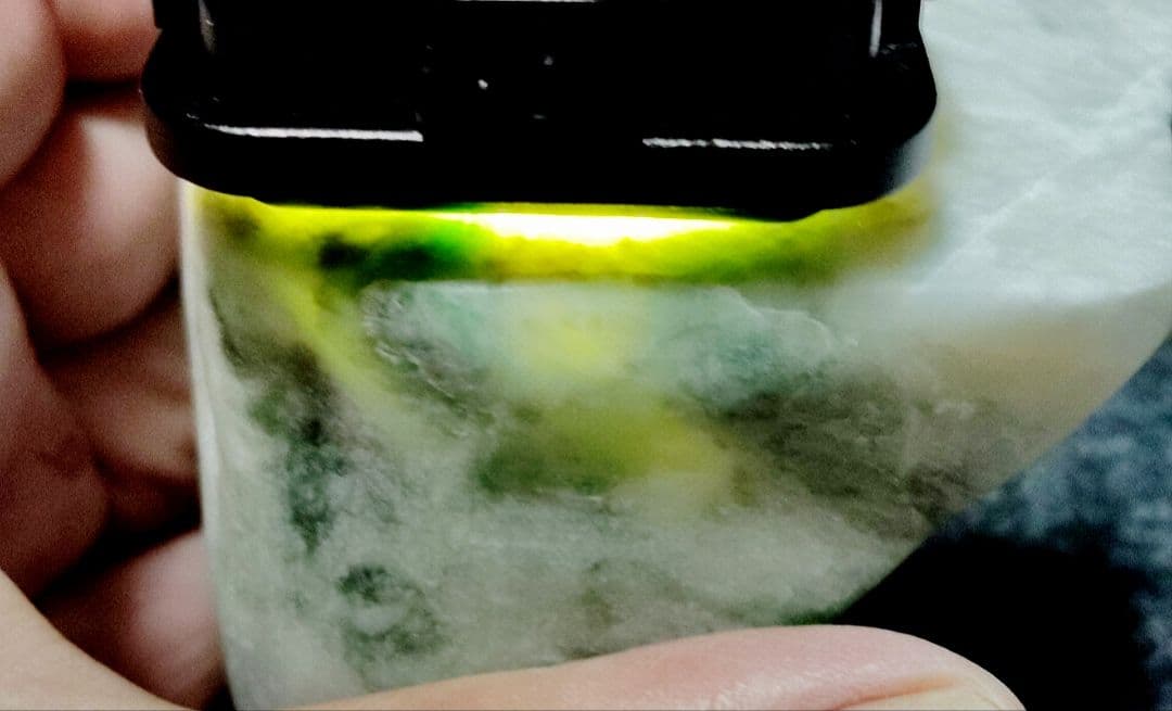 ★翡翠原石★糸魚川硬玉【小滝・2面カット磨き474ｇ】