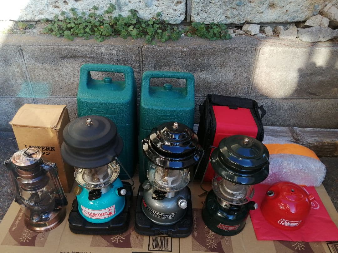 Colemanのランタン3台セット+おまけ2点です