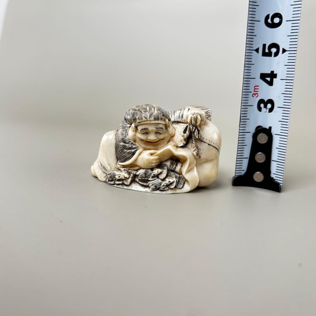 寝ている老人の彫刻極上　根付　天然素材アンティーク骨董　飾り物古美術置物細密細工