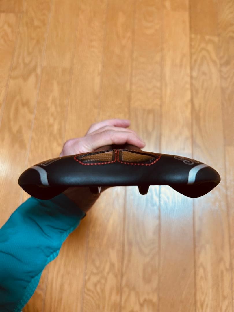 SLR Kit Carbonio Flow サドル Lサイズ ブラック