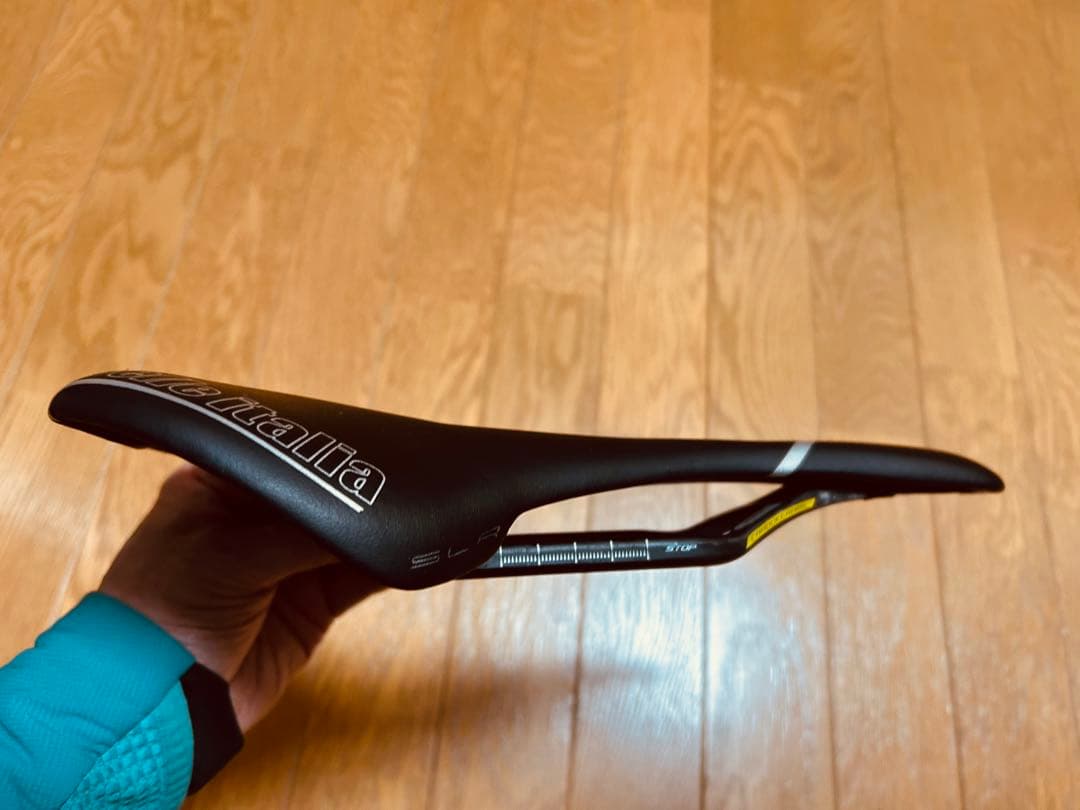 SLR Kit Carbonio Flow サドル Lサイズ ブラック