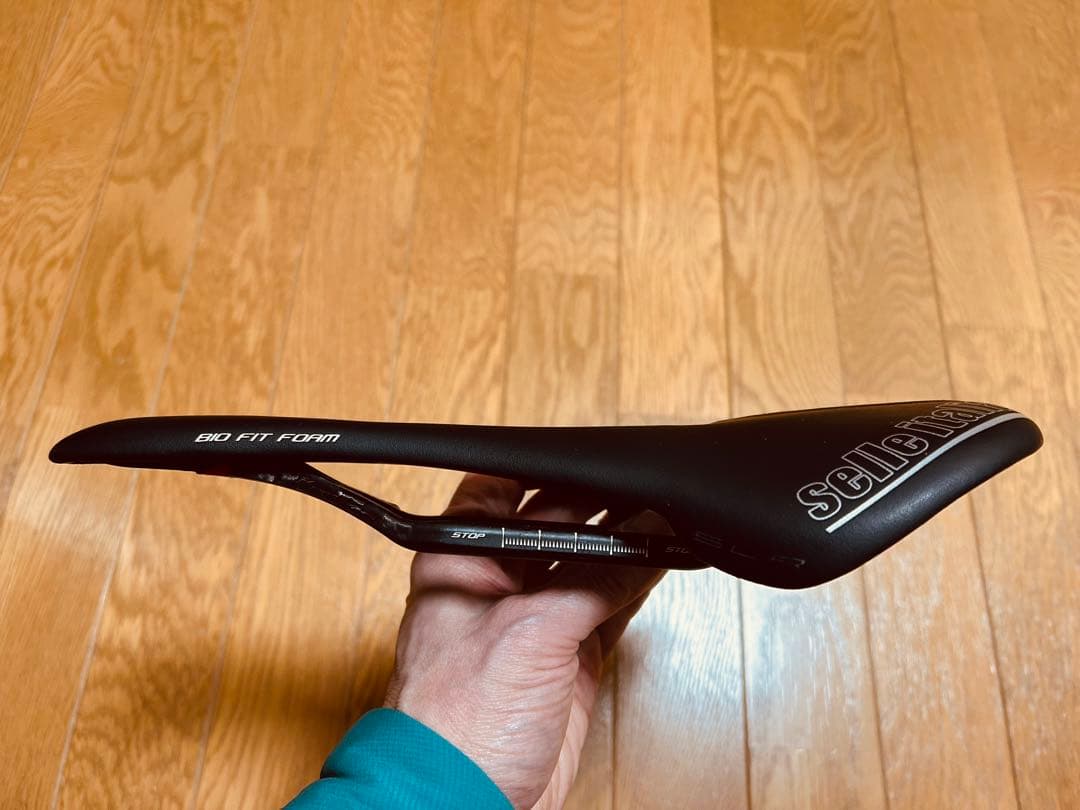 SLR Kit Carbonio Flow サドル Lサイズ ブラック